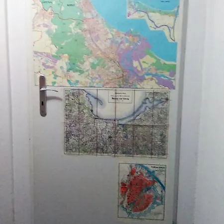 Alexandria Apartment *
